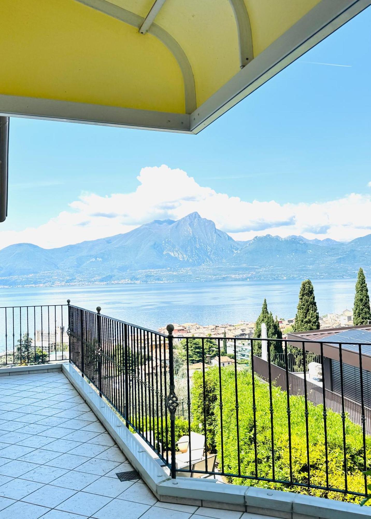 Appartamento La Perla Torri Del Benaco Exterior foto